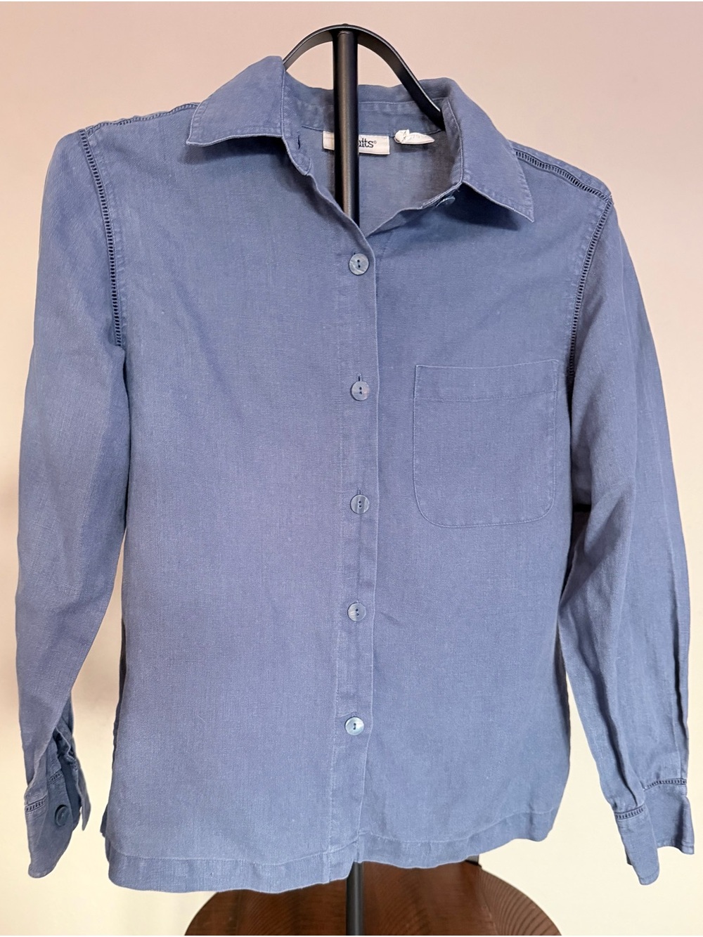 Units Women’s Chico small blue shirt made from 100% linen.